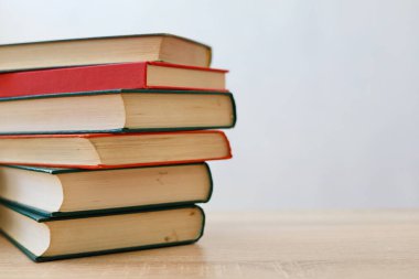 Ahşap zemin üzerine kitap yığını