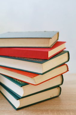 Masada yığınla kitap var.