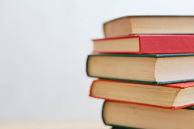 Tahta masadaki kitap yığını.