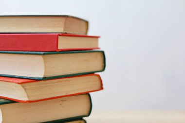 Bulanık arkaplana karşı masadaki kitap yığını