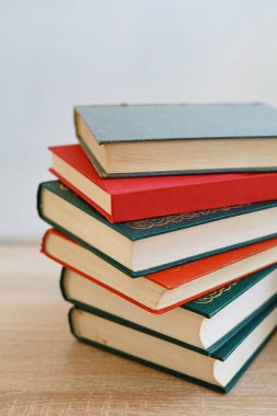 yığın kitap ahşap tablo