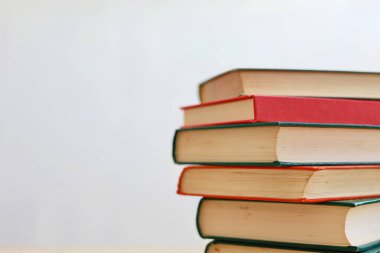 Sınıftaki masada yığınla kitap var.