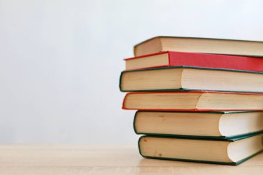 Masada yığınla kitap var.