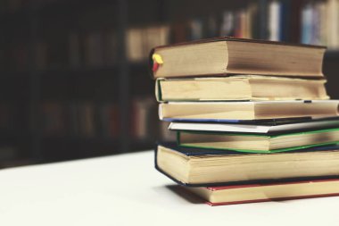 Kütüphanede, eğitimde, eski kitaplarda, kara kitaplarda, ai