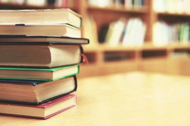 Kütüphanede, eğitimde, eski kitaplarda, kara kitaplarda, ai