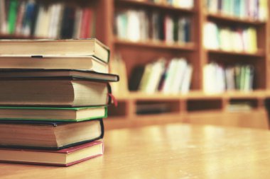 Kütüphanede, eğitimde, eski kitaplarda, kara kitaplarda, ai