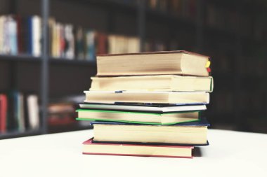 Kütüphanede, eğitimde, eski kitaplarda, kara kitaplarda, ai