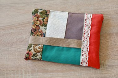 Ahşap masaya el yapımı renkli nakış seti.