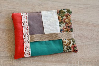 Tahta bir yüzeyde bir sürü farklı renkli dikiş aksesuarı var.