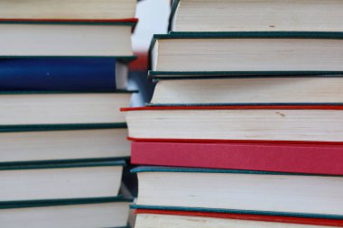 Beyaz arkaplanı olan kitap yığını