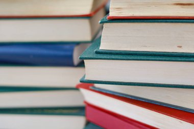 Kitaplar masanın üstünde.