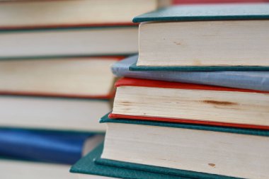 Masada yığınla kitap, katolik kitaplar, din kitapları.