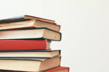 Tahta bir masanın üzerinde bir sürü kitap..