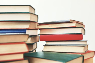 Masadaki kitap yığını, görünümü kapat