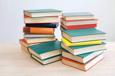 Beyaz arkaplan üzerine kitap yığını