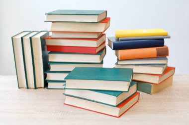 Beyaz arkaplan üzerine kitap yığını