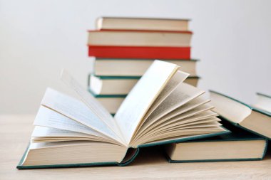 Kitaplar ve bardaklar ahşap bir rafta, Bilimsel kütüphanedeki güzel eski kitaplar, bilimsel kitaplar, bilgi, eğitim, seminerler, atölyeler, profesörler, dersler, ai