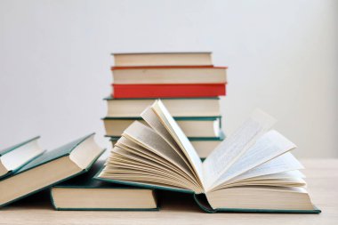 Kitaplar ve bardaklar ahşap bir rafta, Bilimsel kütüphanedeki güzel eski kitaplar, bilimsel kitaplar, bilgi, eğitim, seminerler, atölyeler, profesörler, dersler, ai
