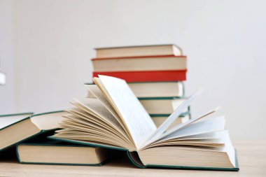 Kitaplar ve bardaklar ahşap bir rafta, Bilimsel kütüphanedeki güzel eski kitaplar, bilimsel kitaplar, bilgi, eğitim, seminerler, atölyeler, profesörler, dersler, ai