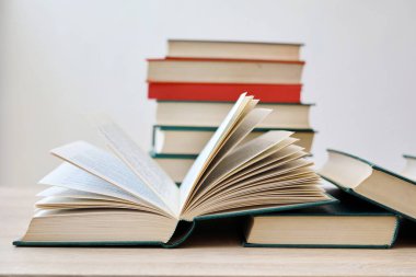 Kitaplar ve bardaklar ahşap bir rafta, Bilimsel kütüphanedeki güzel eski kitaplar, bilimsel kitaplar, bilgi, eğitim, seminerler, atölyeler, profesörler, dersler, ai