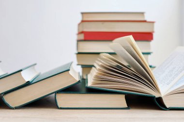 Kitaplar ve bardaklar ahşap bir rafta, Bilimsel kütüphanedeki güzel eski kitaplar, bilimsel kitaplar, bilgi, eğitim, seminerler, atölyeler, profesörler, dersler, ai