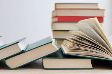 Kitaplar ve bardaklar ahşap bir rafta, Bilimsel kütüphanedeki güzel eski kitaplar, bilimsel kitaplar, bilgi, eğitim, seminerler, atölyeler, profesörler, dersler, ai