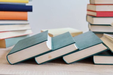 Kitaplar ve bardaklar ahşap bir rafta, Bilimsel kütüphanedeki güzel eski kitaplar, bilimsel kitaplar, bilgi, eğitim, seminerler, atölyeler, profesörler, dersler, ai