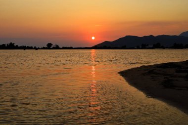 Gölün üzerinde gün batımı, denizin üzerinde güzel gün batımı, Hırvatistan 'da göl üzerinde gün batımı, deniz, su, güneş, gökyüzü, Dubrovnik Hırvatları, ai