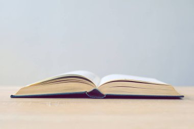 Ahşap arka planda açık bir kitap