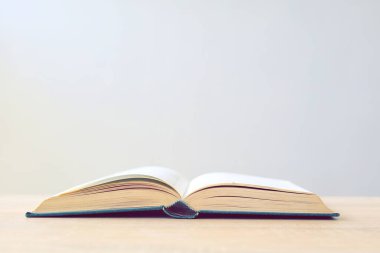 Masanın üzerinde açık bir kitap