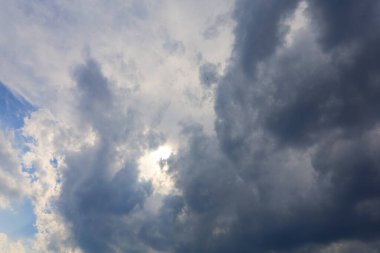 Gökyüzündeki bulutlar, Arka Plan