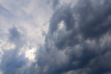 Akşam gökyüzünde fırtına bulutu