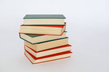 Masada bir yığın kitap, yüksek kaliteli kitaplar, eğitim, okul, kütüphane fotoğrafları