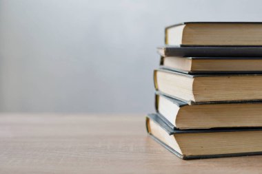 Masada bir yığın kitap, yüksek kaliteli kitaplar, eğitim, okul, kütüphane fotoğrafları