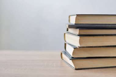 Masada bir yığın kitap, yüksek kaliteli kitaplar, eğitim, okul, kütüphane fotoğrafları