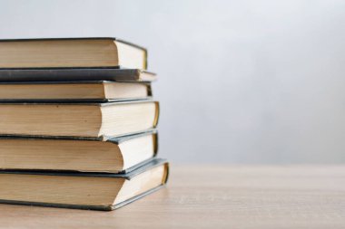 Masada bir yığın kitap, yüksek kaliteli kitaplar, eğitim, okul, kütüphane fotoğrafları