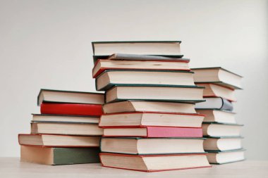 Masada bir yığın kitap, yüksek kaliteli kitaplar, eğitim, okul, kütüphane fotoğrafları