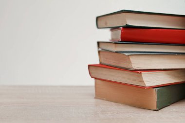 Masada bir yığın kitap, yüksek kaliteli kitaplar, eğitim, okul, kütüphane fotoğrafları