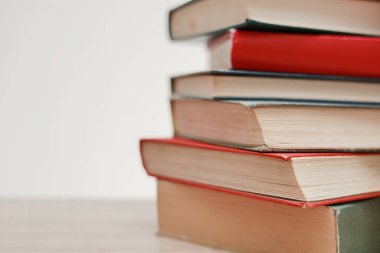 Masada bir yığın kitap, yüksek kaliteli kitaplar, eğitim, okul, kütüphane fotoğrafları