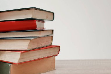 Masada bir yığın kitap, yüksek kaliteli kitaplar, eğitim, okul, kütüphane fotoğrafları