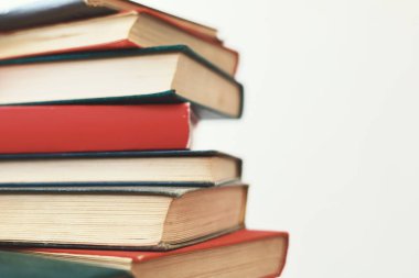 Masada bir yığın kitap, yüksek kaliteli kitaplar, eğitim, okul, kütüphane fotoğrafları