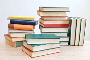 Masada bir yığın kitap, yüksek kaliteli kitaplar, eğitim, okul, kütüphane fotoğrafları