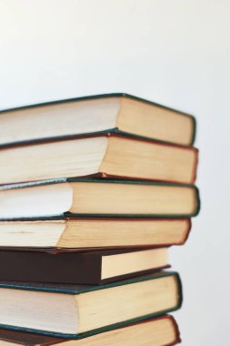 Beyaz arkaplan üzerine kitap yığını