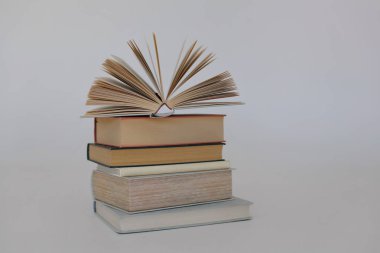 Kitapların arka planında kitap yığını.