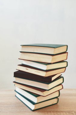 Tahta masadaki kitap yığını.