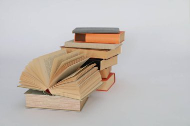 Beyaz arkaplanda izole kitap yığını.