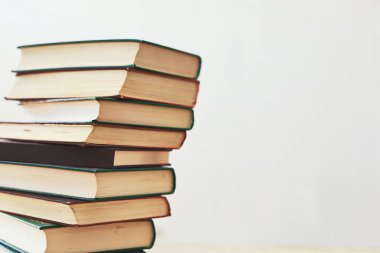 Beyaz arkaplan üzerine kitap yığını