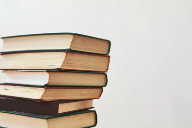 Masada yığınla kitap var.