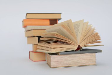 Beyaz arkaplan üzerine kitap yığını