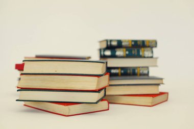 Gri arkaplan üzerine kitap yığını